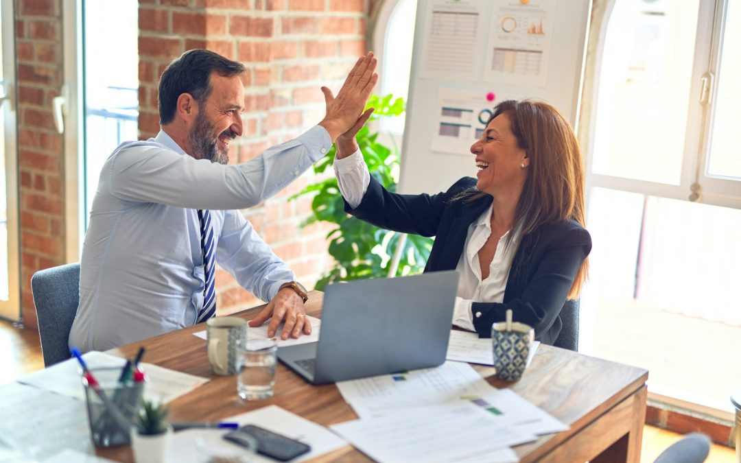 Estrategias para Coaches y Consultores: Atraiga y Retenga Clientes con una Presencia Confiable y Profesional